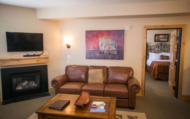 Well Equipped Condo with Balcony Overlooking Pool by RedAwning