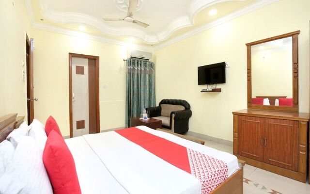 OYO 15667 Hotel Anand