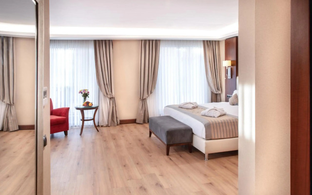 Grand Aras Hotel & Suites