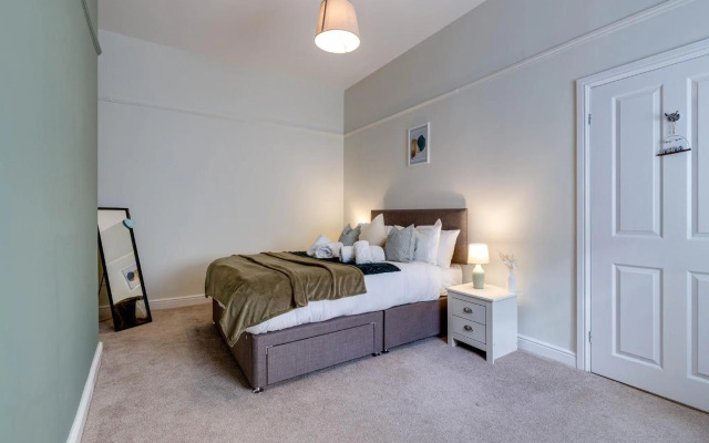 Luxury 2 Bed Garden Apartment With Parking