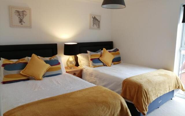 Spacious townhouse with sea views near Cardiff