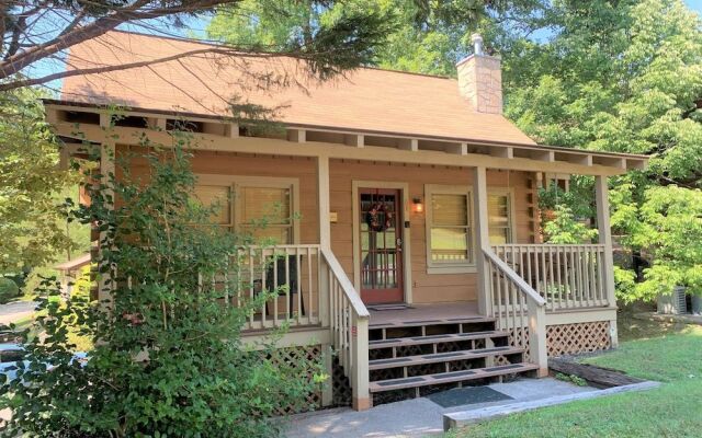 Karen's 2 Bedroom Cabin by RedAwning