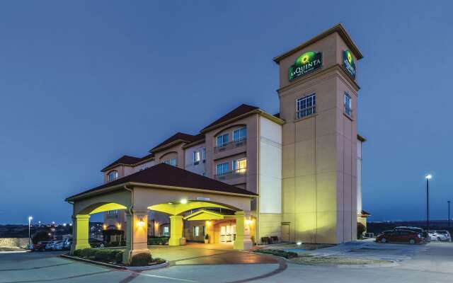 La Quinta Inn & Suites by Wyndham Fort Worth - Lake Worth