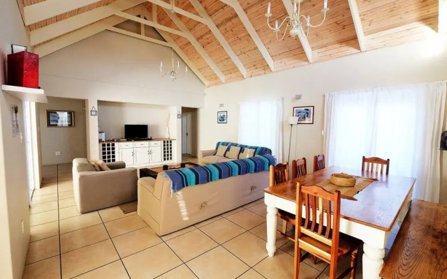 The Pelican - Stunning 3-bedroom Holiday Home in Langebaan