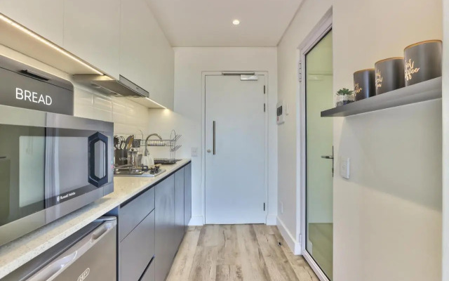 Stunning work pad on 1onAlbert- 601