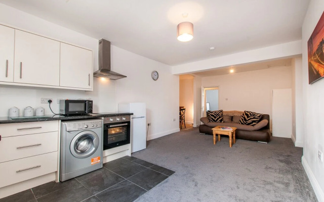 2 Bed Flat in Pedestrianized High Street