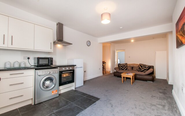 3 Bed Flat in Pedestrianized High Street