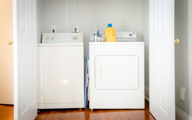 Cozy 2 BR at Constance Street