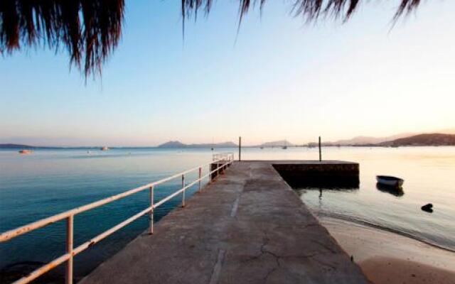 Modern marina seafront apartment