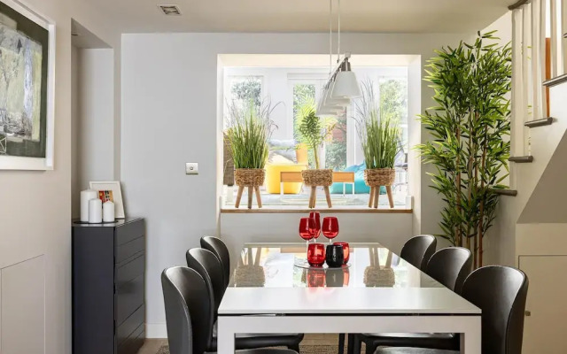 A Grand Four Bedroom Townhouse at Knightsbridge