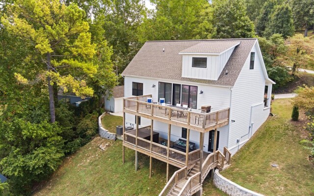 The Dogwood Luxury Hot Tub Lake Front Access