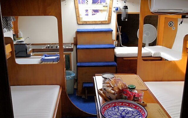 Boat, Sleep & Tours EHoa