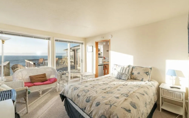 Whale Pointe 2 Br cottage by RedAwning
