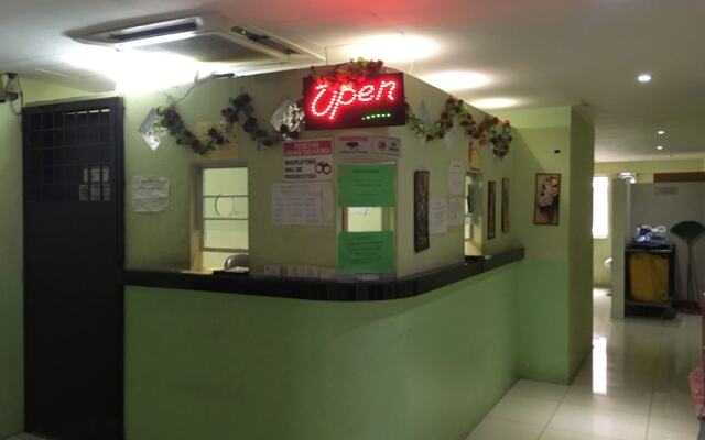 Red Apple Hotel