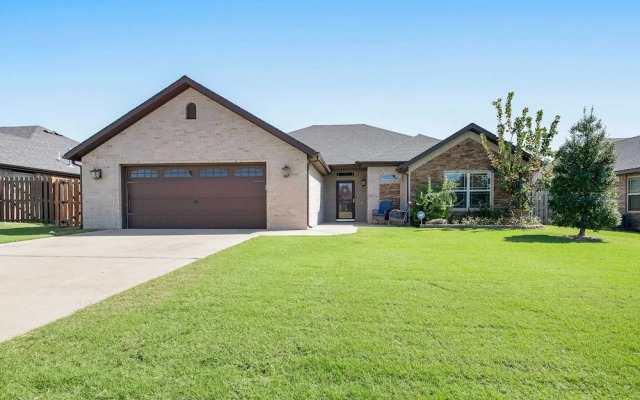 Near Hiking & Biking: Convenient Home in Rogers!