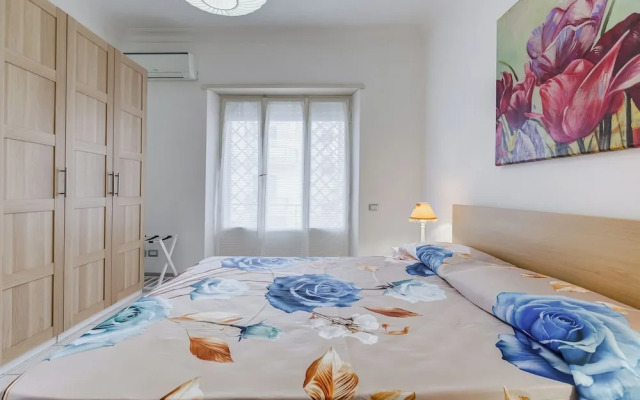 Cozy 2-Bedroom Flat with Balcony