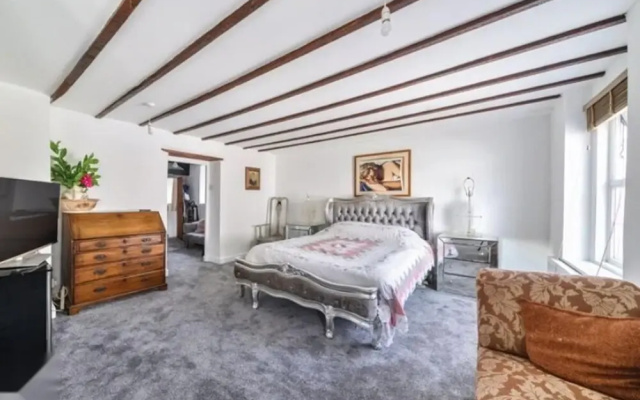 4 Bed-2 Bath-bar-pool Table-library- Xmas Venue