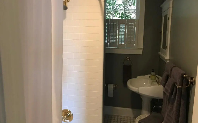 Charles Bass House Bed & Breakfast