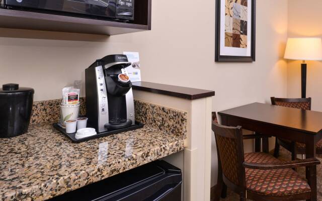 Holiday Inn Express and Suites Fairmont by IHG