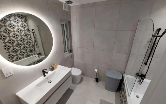 Modern 3BR Apt With Large Balcony