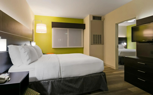 Holiday Inn Express & Suites Everett by IHG