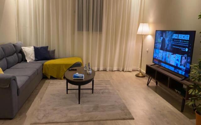 شقه جميله مودرن بغرفه نوم وموقف مجاني وموقع ممتاز