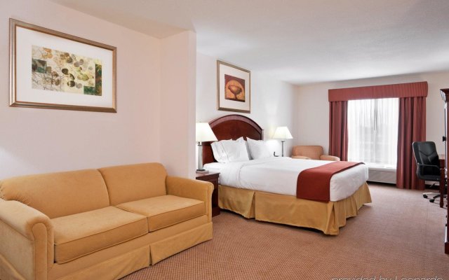 Holiday Inn Express & Suites Detroit - Farmington Hills, an IHG Hotel