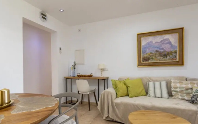 Pretty Apartment With Balcony