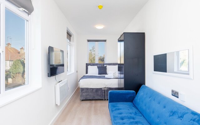 North West London Studio Apartment - Sleeps 3