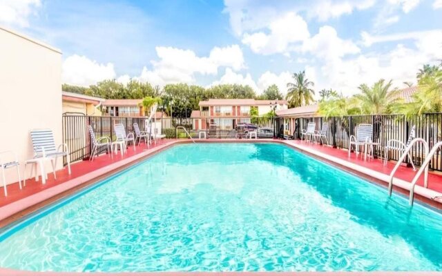 Econo Lodge Inn & Suites Florida City