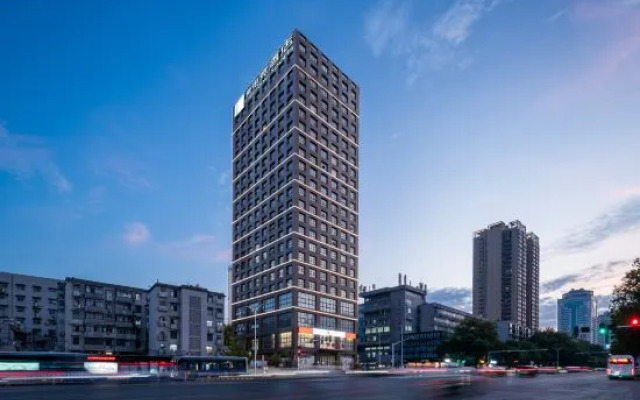 I Electronic sports Hotel (Wuhan University Jiedaokou Subway Station)