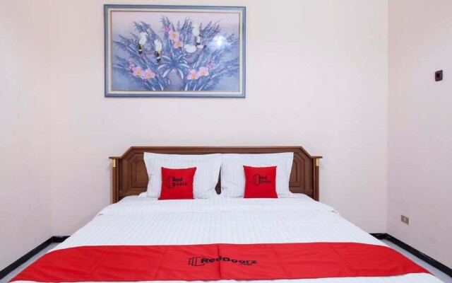 RedDoorz Plus near Jawa Timur Park 1