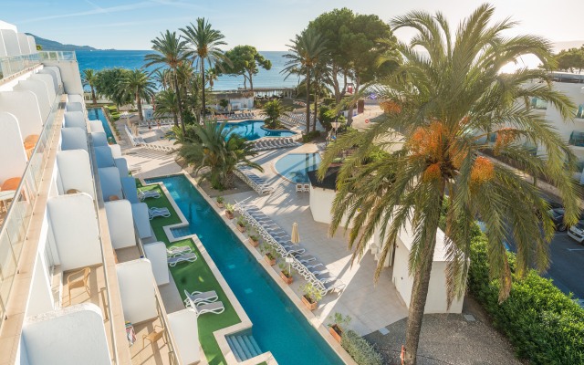 Loft studio with shared pool, near the beach