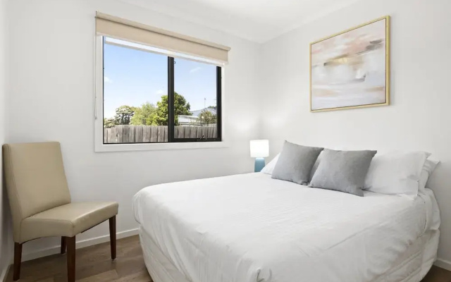 Spacious 2-bedroom With Private Parking Access