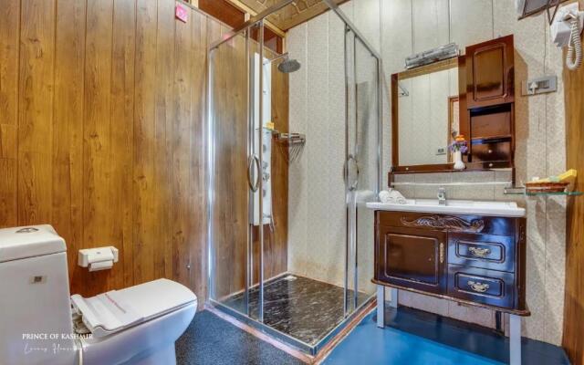 Prince of Kashmir Luxury Houseboat