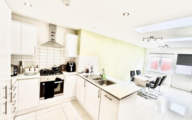 Stunning 3-bed House in the Heartreading