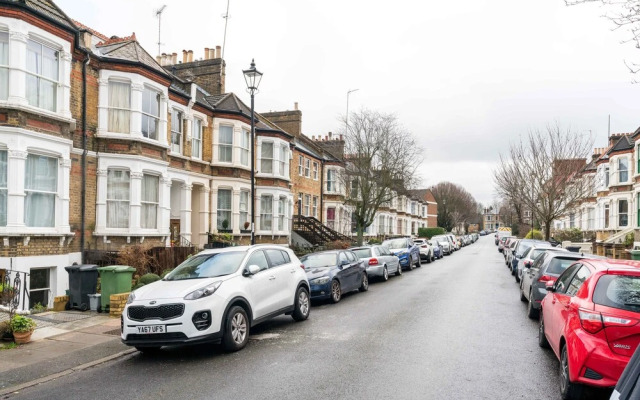 NEW Stylish 1 Bedroom Flat With Garden London