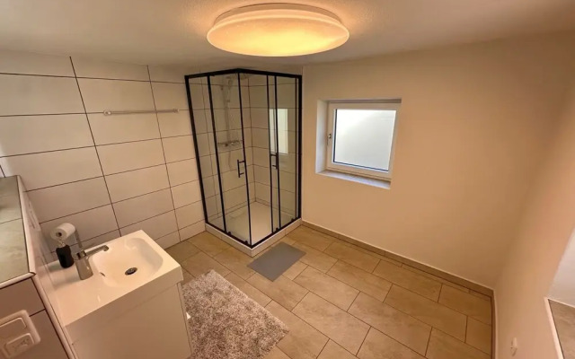 Freistehendes Haus mit Ofen, Terrasse und Garten