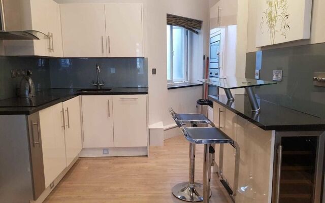 Hans Crescent Apartment