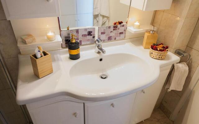 Lovely 1-bdrm condo, balconies 5 min walk to beach