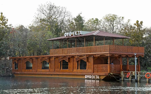 OYO EKTA Houseboat