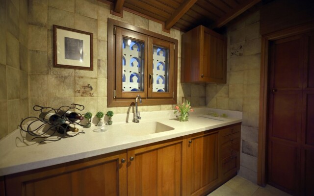 Karyatis Luxury Maisonette by K&K