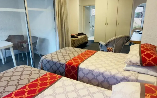 Room-busa House Self Catering Guest Hous