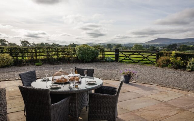 Beautiful Secluded 2-bed Barn With Woodfire Hottub