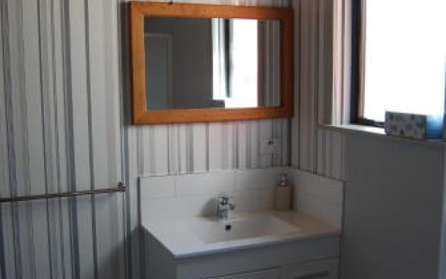 Judge Rock Exclusive Vineyard Cottage Accommodation – Bathroom – Alexandra