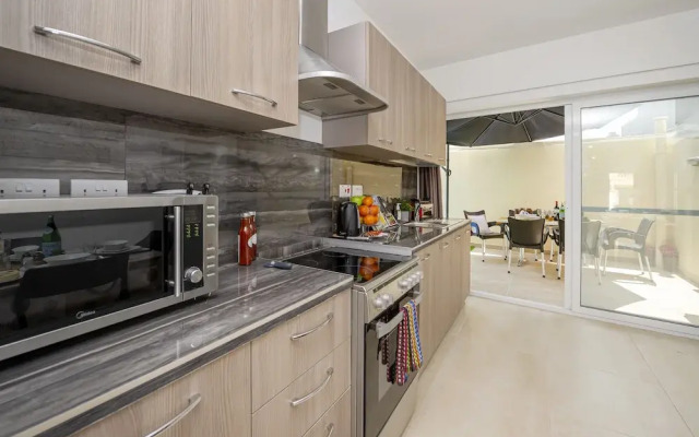 Summer Breeze Maisonette with Terrace by Getaways Malta