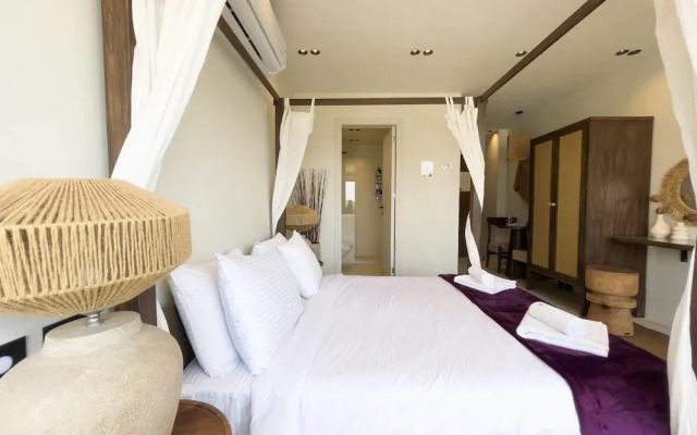 The Pyramids Horizon Studio w/ Bathtub