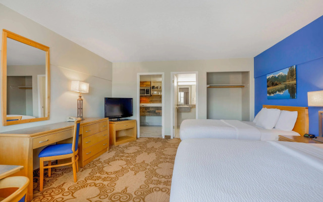 Days Inn by Wyndham Golden