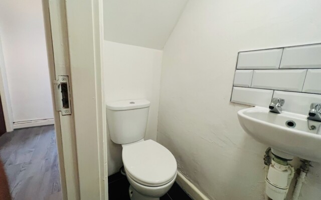 Remarkable 4-bed House in Bootle, Liverpool