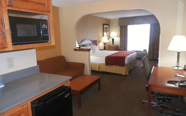 Holiday Inn Express & Suites Forest by IHG